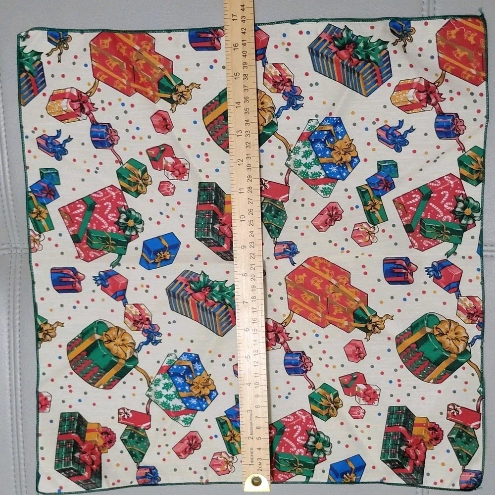Vtg Christmas Holiday Placemat & Napkin Set of 4 Colorful Cloth Gift Box Pattern